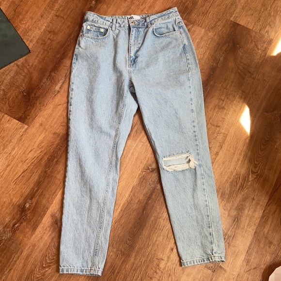Because of Alice BOA. Classic Light Rinse Mom Jeans Large - Picture 2 of 6